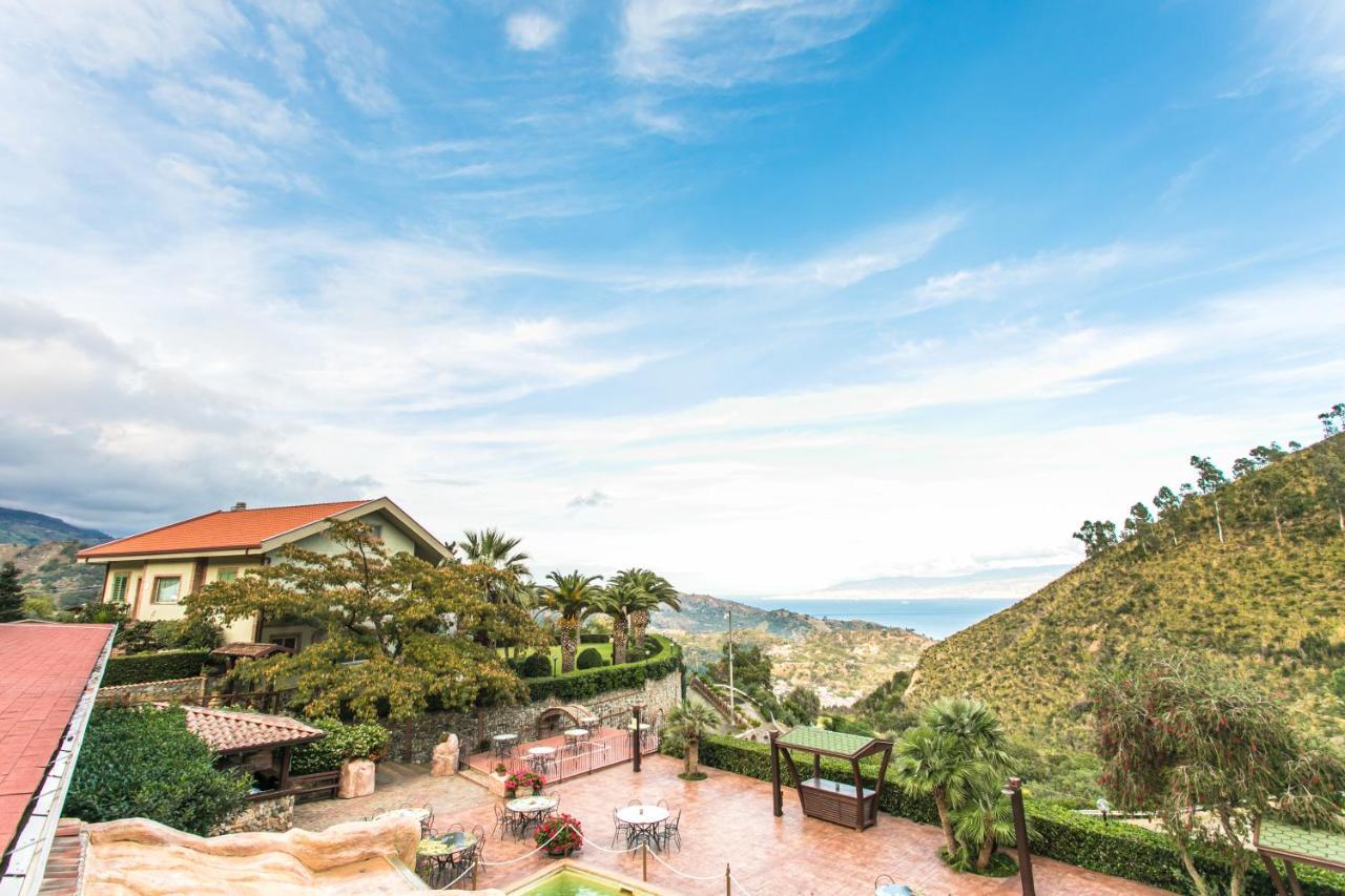 B & B Le Casette Sull'Albero Di Villa Alba Messina Buitenkant foto