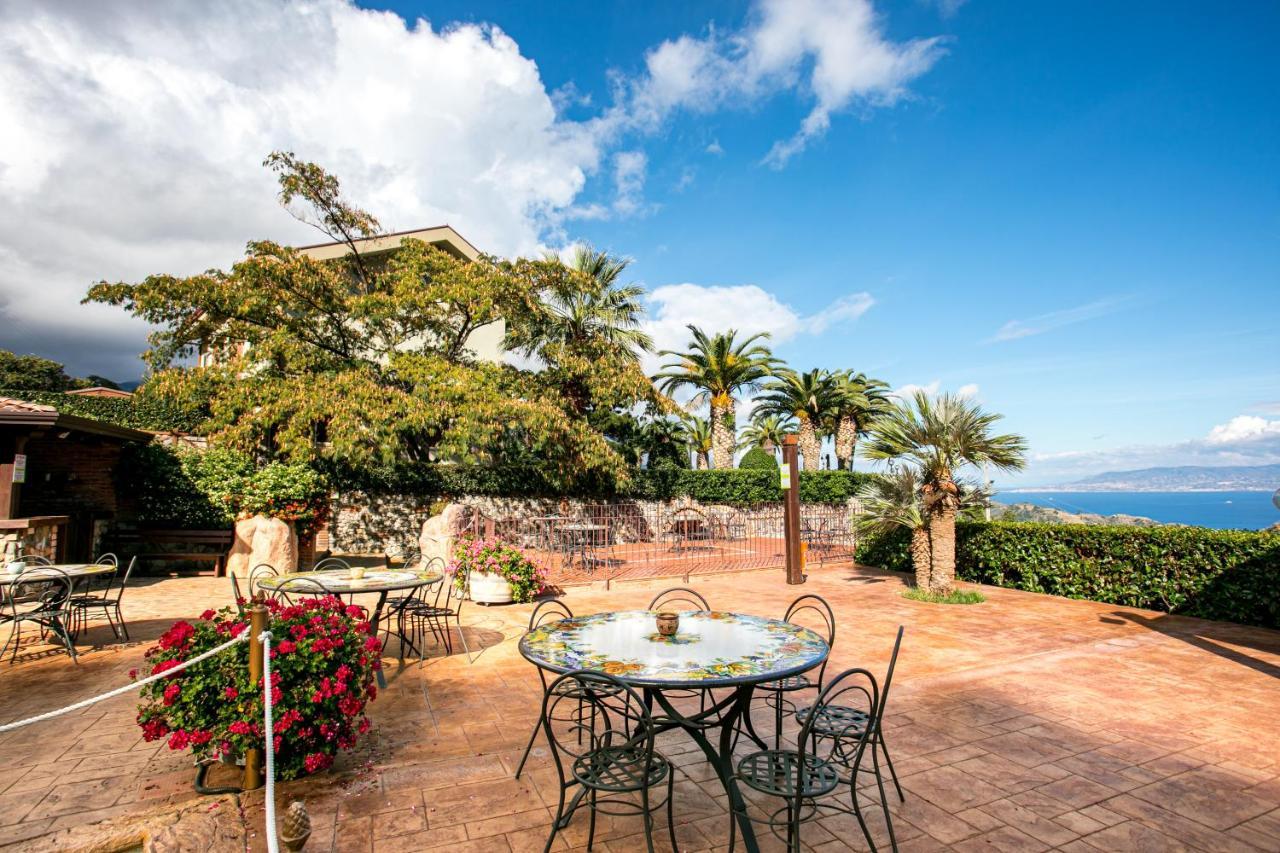 B & B Le Casette Sull'Albero Di Villa Alba Messina Buitenkant foto