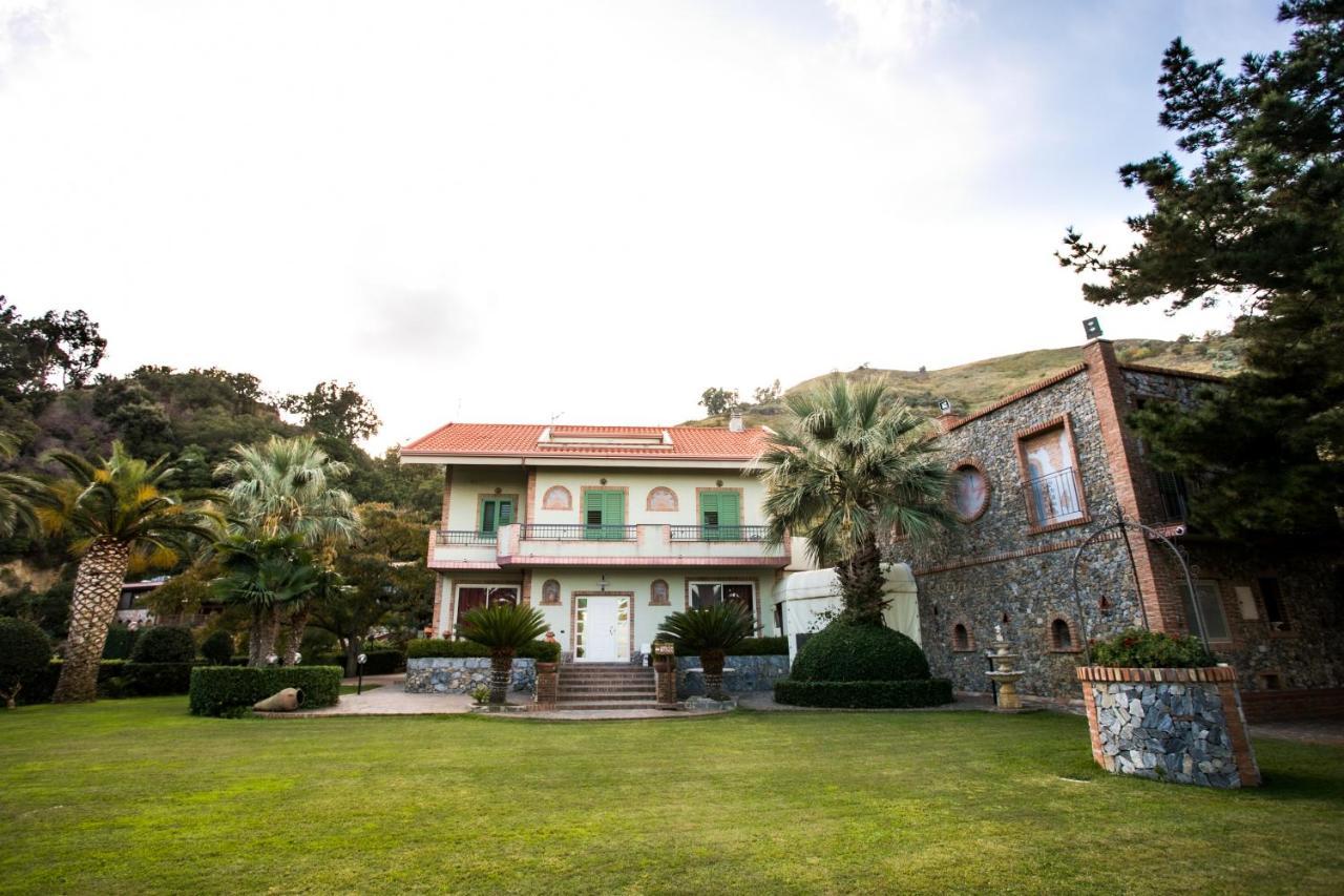 B & B Le Casette Sull'Albero Di Villa Alba Messina Buitenkant foto