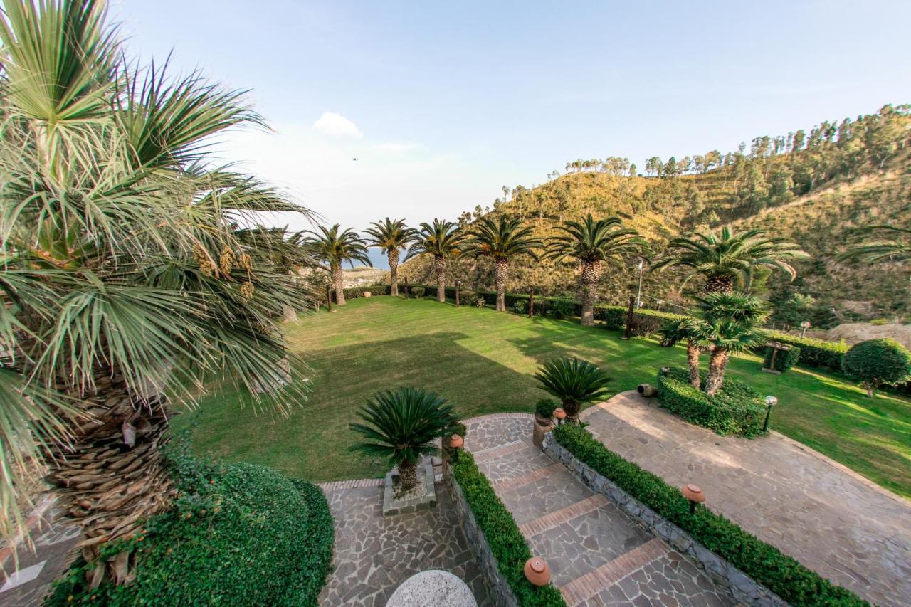 B & B Le Casette Sull'Albero Di Villa Alba Messina Buitenkant foto