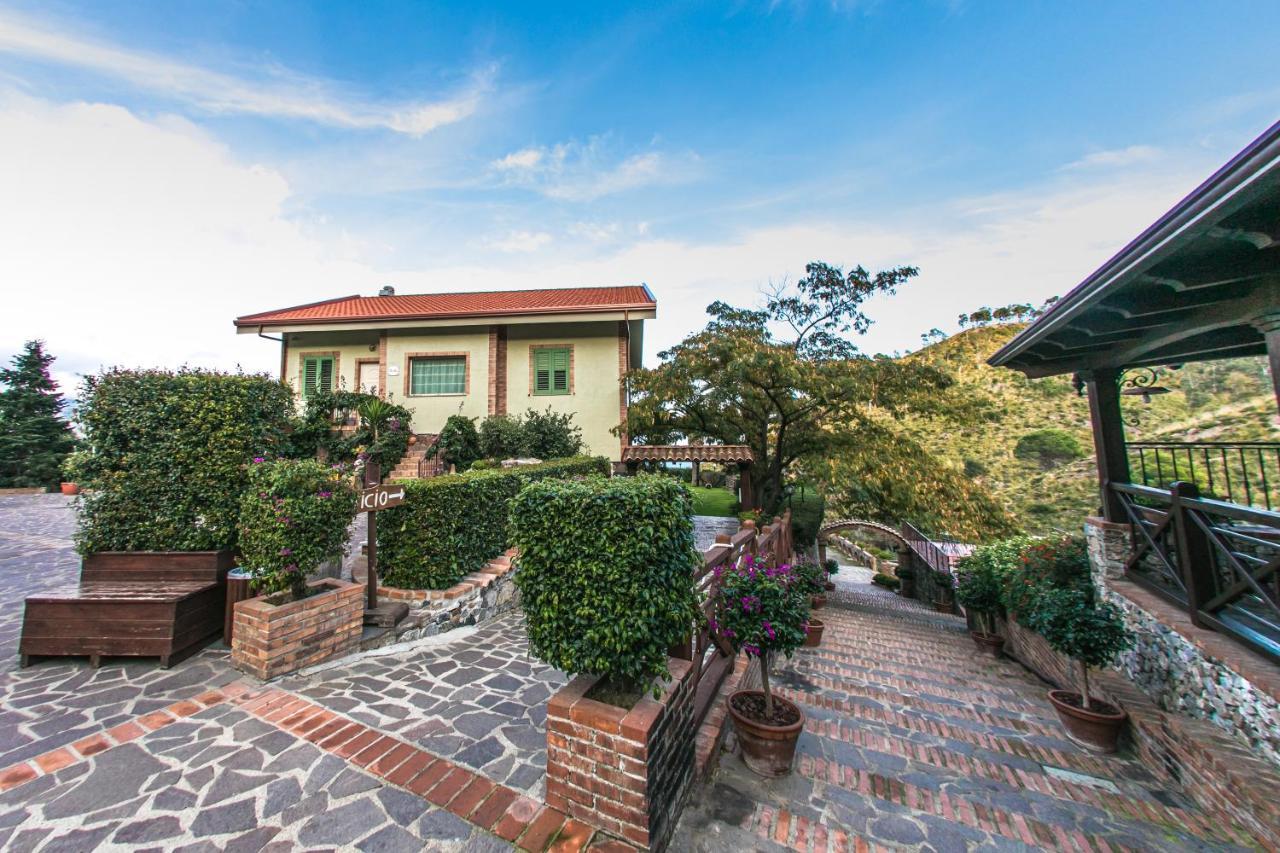 B & B Le Casette Sull'Albero Di Villa Alba Messina Buitenkant foto