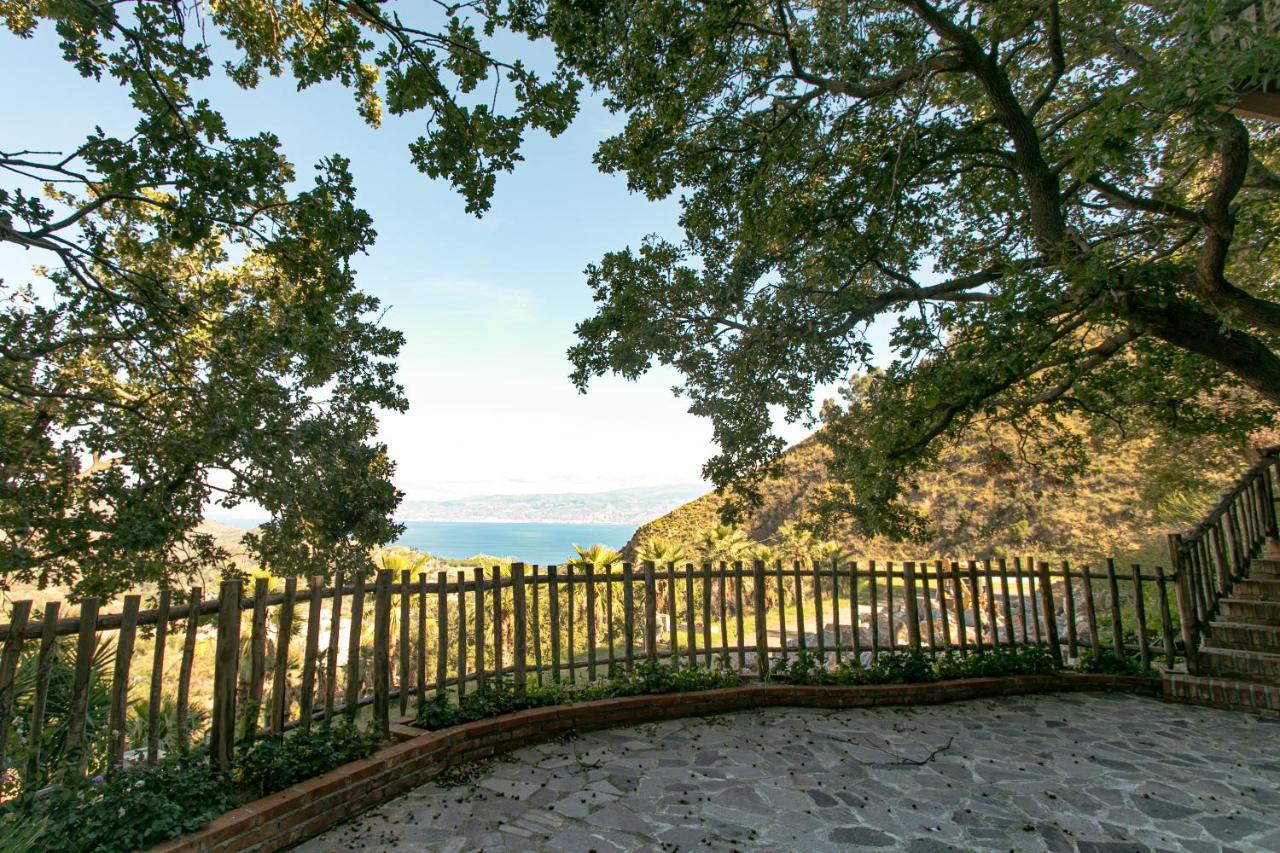 B & B Le Casette Sull'Albero Di Villa Alba Messina Buitenkant foto
