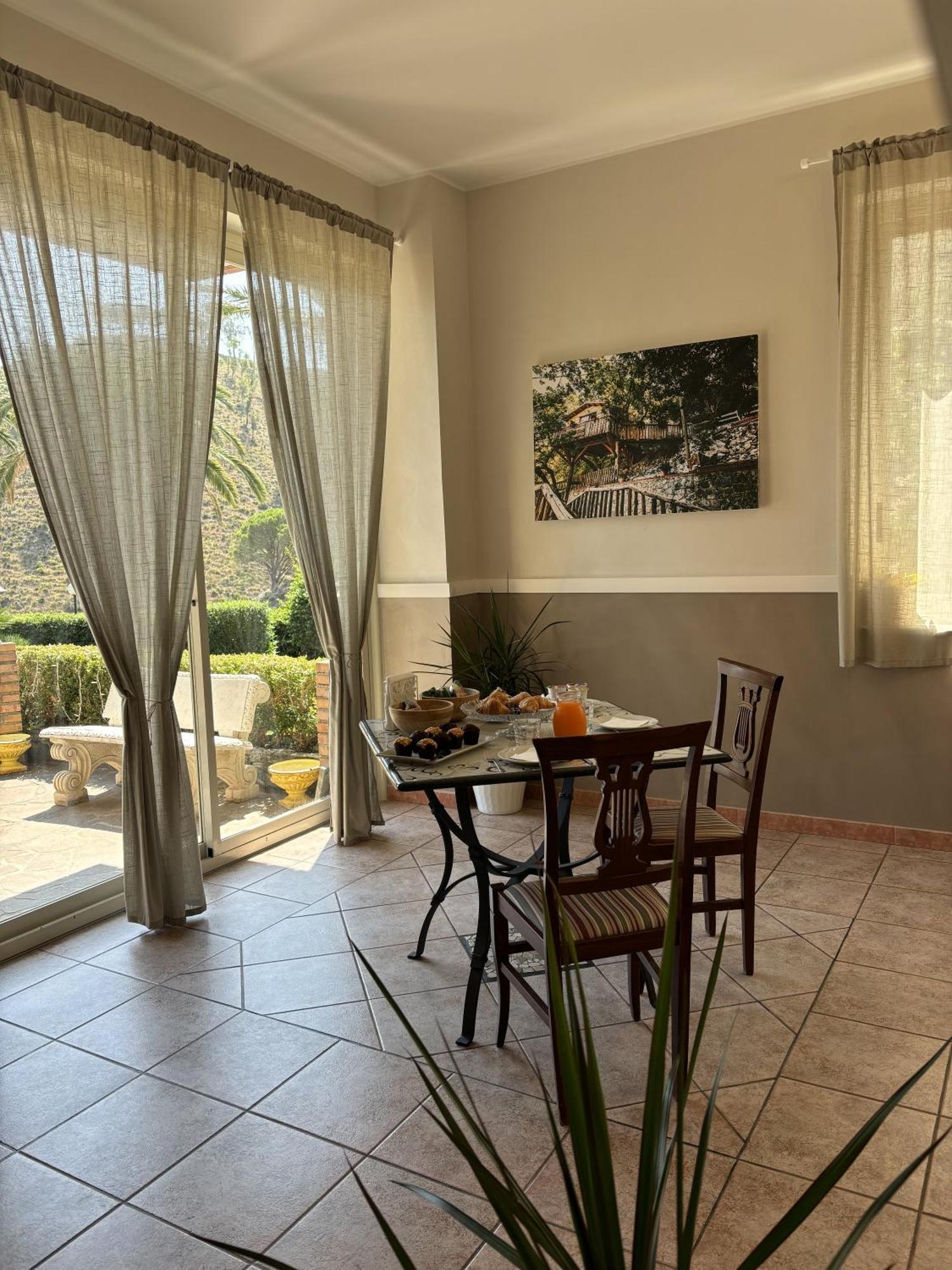 B & B Le Casette Sull'Albero Di Villa Alba Messina Buitenkant foto